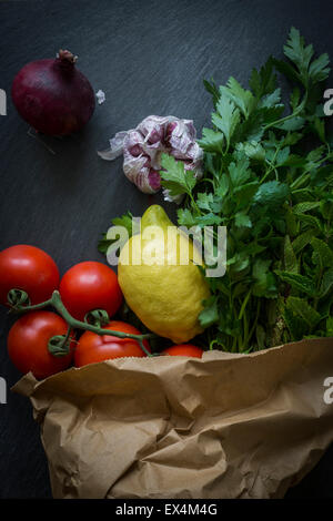 Gemüse in Papier Tasche frisch vom Markt auf Schiefer Hintergrund: Ansicht von oben Stockfoto