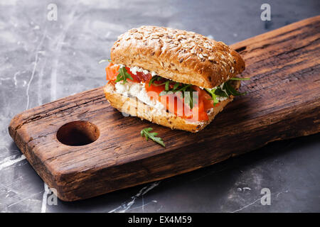 Sandwich mit Getreide Brot und Lachs auf dunklem Marmor Stockfoto