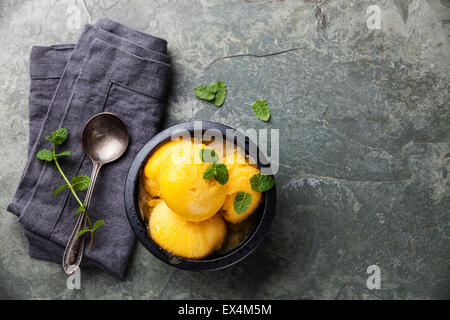 Mango-Eis-Sorbet mit Minze auf Stein Schiefer Hintergrund Stockfoto