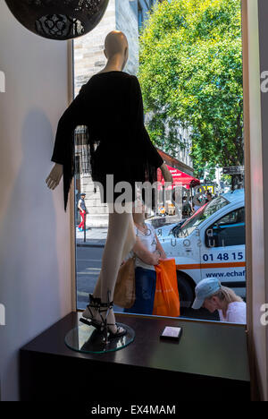 Paris, Frankreich, Shop Fenster zeigt im Marais-viertel. Bin aje' Marke Fashion Clothing Store, Stockfoto