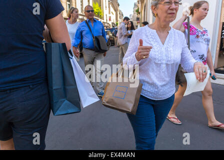 Paris, Frankreich, große Menschenmassen, die Einkaufstaschen auf einer Straße im Viertel Le Marais tragen. Stockfoto