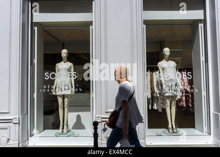 Paris, Frankreich, Frau am Vorbeigehen, Einkaufen im Viertel Le Marais. „Maje“, Bekleidungsgeschäft Der Modemarke Windows, Sommerkäufe Stockfoto