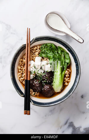 Miso Ramen asiatische Nudeln mit Shiitake, Tofu und Pak Choi Kohl in Schüssel auf weißem Marmor Hintergrund Stockfoto