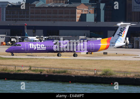 FLYBE WERDEN BOMBARDIER Q400 DASH 8 DHC 8 LONDON CITY Stockfoto