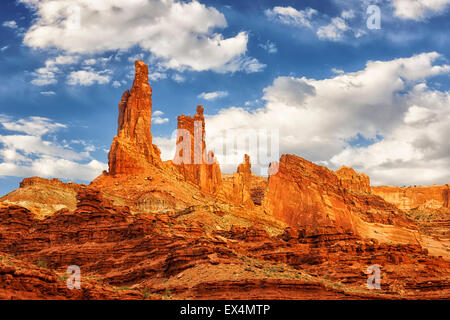 Monster Tower und waschen Frau Arch dominieren den Morgenhimmel vom entfernten Buck Canyon in Utah Canyonlands National Park. Stockfoto