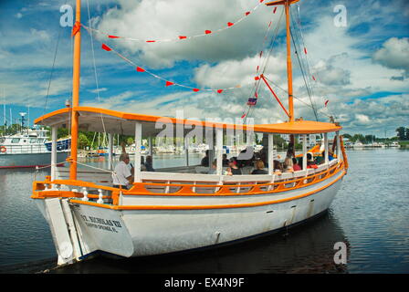 Touristenboot am Hafen in Tarpon Springs, Florida. Stockfoto