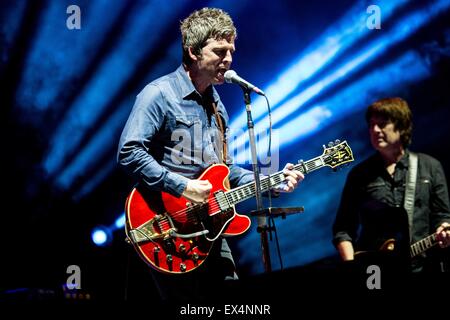 Mailand, Italien. 6. Juli 2015. Britischer Sänger und Songschreiber Noel Gallagher mit seinem Alternative rock Band High Flying Birds als sie Postepay Sommerarena in Mailand Assago. Bildnachweis: Roberto Finizio/Pacific Press/Alamy Live-Nachrichten Stockfoto