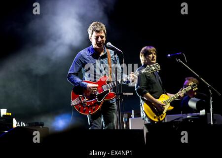 Mailand, Italien. 6. Juli 2015. Britischer Sänger und Songschreiber Noel Gallagher mit seinem Alternative rock Band High Flying Birds als sie Postepay Sommerarena in Mailand Assago. Bildnachweis: Roberto Finizio/Pacific Press/Alamy Live-Nachrichten Stockfoto