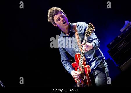 Mailand, Italien. 6. Juli 2015. Britischer Sänger und Songschreiber Noel Gallagher mit seinem Alternative rock Band High Flying Birds als sie Postepay Sommerarena in Mailand Assago. Bildnachweis: Roberto Finizio/Pacific Press/Alamy Live-Nachrichten Stockfoto