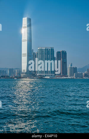 Reflektierte Sonnenlicht aus ICC-Wolkenkratzer in Hong Kong Stockfoto