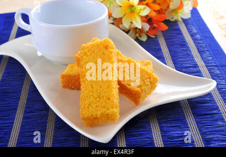 Kuchen Zwieback und Teetasse Stockfoto