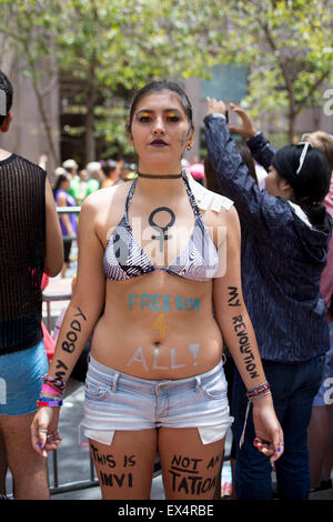 Ligia aus Brasilien besuchte die San Francisco Pride Parade mit Aussagen wie "mein Körper meine Revolution" auf den Leib geschrieben. Stockfoto