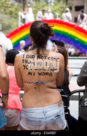 Ligia aus Brasilien besuchte die San Francisco Pride Parade mit Aussagen, die auf ihren Körper geschrieben. Stockfoto