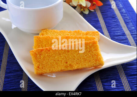 Kuchen Zwieback und Teetasse Stockfoto