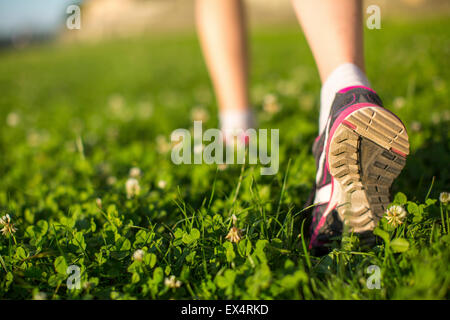 Wanderer zu Fuß in dem grünen Rasen im Freien, flachen Winkel Nahaufnahme des Fußes. Stockfoto