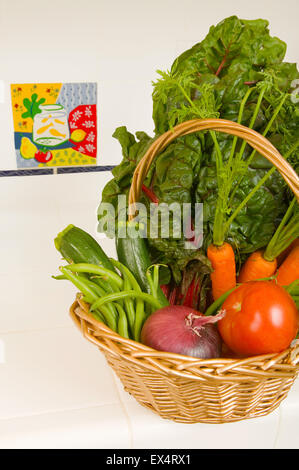 Korb mit Masse zu produzieren, in einer Küche mit einer weißen Fliesen Arbeitsplatte Stockfoto