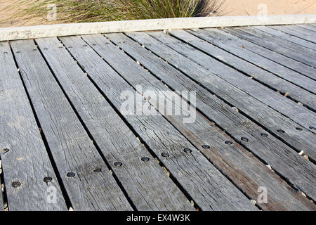 Holzbrücke Planken gehen an den Strand Stockfoto