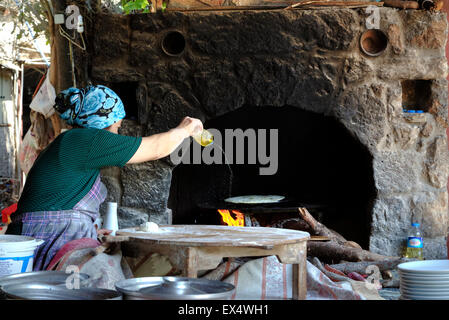 Vorbereitung der türkischen Goezleme im traditionellen Stil Stockfoto