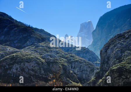 PICU Urriellu aus Sicht des Bulnes.Village von Bulnes in den Spitzen von Europa National Park gesehen. Asturien. Spanien Stockfoto