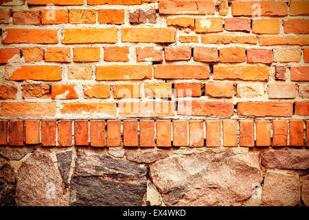 Alte Ziegel und Stein Wand Hintergrund oder Textur. Stockfoto