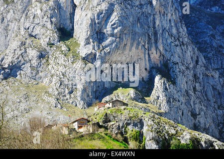 Dorf von Bulnes in den Spitzen von Europa National Park. Nachbarschaft oben, El Castillo. Asturien. Spanien Stockfoto