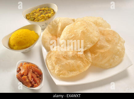 Halwa Puri in Pakistan und Cholle Bhature in Indien Stockfoto