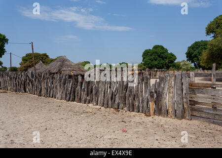 Traditionelles afrikanisches Dorf mit untergebracht und hölzernen Zaun in Namibia, in der Nähe von Stadt Kavango Region mit der höchsten Armut Stockfoto