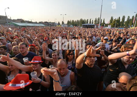 Pilsen, Tschechische Republik. 4. Juli 2015. Fans der deutschen band Guano Apes während des Musikfestivals Rock für Menschen in Pilsen, Tschechische Republik, 4. Juli 2015. © Pavel Nemecek/CTK Foto/Alamy Live-Nachrichten Stockfoto