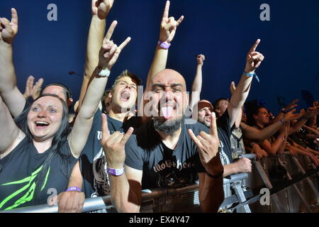 Pilsen, Tschechische Republik. 4. Juli 2015. Fans der britischen Heavy-Metal-band Motörhead das Musikfestival Rock für Menschen in Pilsen, Tschechische Republik, 4. Juli 2015. © Pavel Nemecek/CTK Foto/Alamy Live-Nachrichten Stockfoto