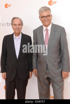 Berlin, Deutschland. 6. Juli 2015. Dieter Stolte (L), ehemaliger Direktor des deutschen öffentlich-rechtlichen Sender ZDF und der derzeitige Direktor Thomas Bellut kommen zu den ZDF-Sommer-Party in Berlin, Deutschland, 6. Juli 2015. Foto: Britta Pedersen/Dpa/Alamy Live News Stockfoto