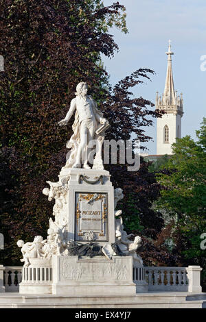 Mozart-Denkmal im Burggarten mit Augustinerkirche, Wien, Österreich Stockfoto