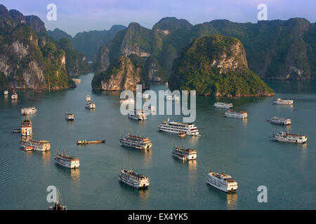 Dschunken und Boote ankern in Halong Bucht oder Vinh Ha Long, Kalkstein Klippen, UNESCO-Weltkulturerbe, Golf von Tonkin Stockfoto