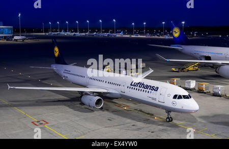 Airbus A321-100, D-AIRL Lufthansa Terminal 2 am Flughafen München, Upper Bavaria, Bayern, Deutschland Stockfoto