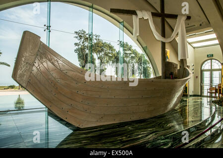 Nachbau des Jesu Boot in der Mitte von Magdala Spiritualität, Magdala (Mejdel) - heute Migdal. Auf dem See Genezareth Stockfoto