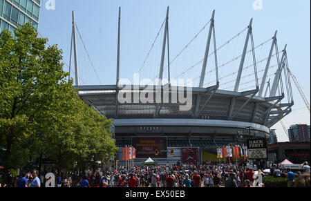 Vancouver, Kanada. 5. Juli 2015. Fans sind auf dem Weg zum Stadion vor der FIFA Frauen WM 2015 letzte Fußballspiel zwischen den USA und Japan im BC Place Stadium in Vancouver, Kanada, 5. Juli 2015. Foto: Carmen Jaspersen/Dpa/Alamy Live News Stockfoto