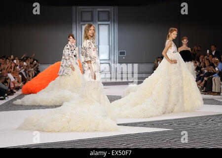 Paris, Frankreich. 6. Juli 2015. Modelle tragen Kreationen von italienischen Designer Giambattista Valli als Teil seiner Herbst/Winter 2015/2016 Sammlung während der Paris Haute Couture Fashion Week in Paris, Frankreich, 6. Juli 2015 vorgestellt. Paris Haute Couture Modenschauen laufen bis 9. Juli 2015. Bildnachweis: Dpa picture Alliance/Alamy Live News Stockfoto