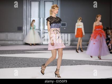 Paris, Frankreich. 6. Juli 2015. Modelle tragen Kreationen von italienischen Designer Giambattista Valli als Teil seiner Herbst/Winter 2015/2016 Sammlung während der Paris Haute Couture Fashion Week in Paris, Frankreich, 6. Juli 2015 vorgestellt. Paris Haute Couture Modenschauen laufen bis 9. Juli 2015. Bildnachweis: Dpa picture Alliance/Alamy Live News Stockfoto