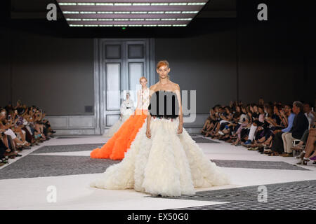 Paris, Frankreich. 6. Juli 2015. Modelle tragen Kreationen von italienischen Designer Giambattista Valli als Teil seiner Herbst/Winter 2015/2016 Sammlung während der Paris Haute Couture Fashion Week in Paris, Frankreich, 6. Juli 2015 vorgestellt. Paris Haute Couture Modenschauen laufen bis 9. Juli 2015. Bildnachweis: Dpa picture Alliance/Alamy Live News Stockfoto