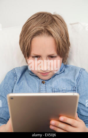 Kleiner Junge mit Digital-Tablette
