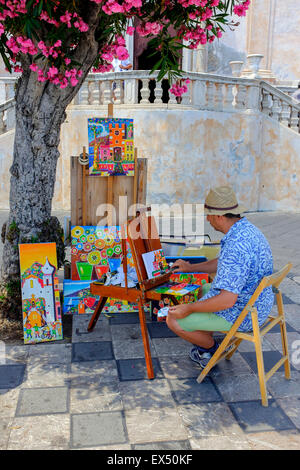 Lokale Künstler Malerei unter einem Baum Blüte außerhalb des Duomo, Corso Umbert, Taormina, Sizilien, Italien Stockfoto