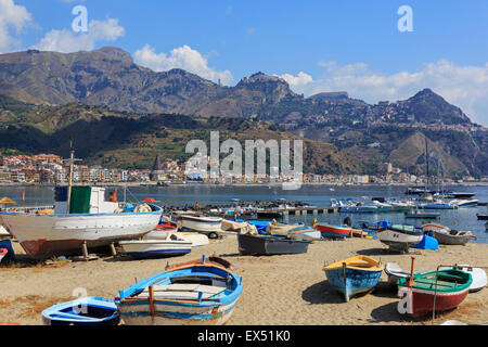 Blick vom Strand von Giardini Naxos in Richtung Taormina und Castlemola Dörfer am Kap Taormina, Sizilien, Italien Stockfoto