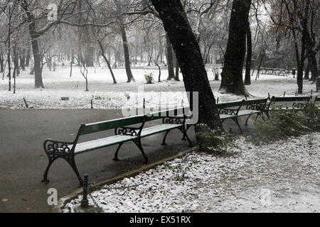 Parkbänke bei starkem Schneefall im Winter In Bukarest, Rumänien Stockfoto