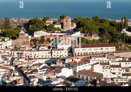 Old White Village von Mijas, gesehen von La Sierra-Aussichtspunkt, Andalusien, Spanien Stockfoto