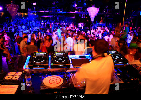 DJ an den Plattentellern / audio Geräte mischen und Clubber tanzen. Nachtklub Athen, Griechenland. Stockfoto