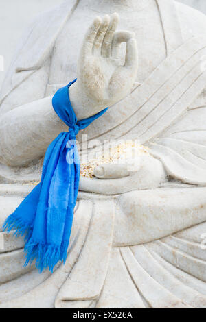 Nahaufnahme einer Buddha-Statue mit einem zeremoniellen Schal (Khata) und Getreide, Amarbayasgalant Kloster, Mongolei. Foto © robertvansluis.com Stockfoto