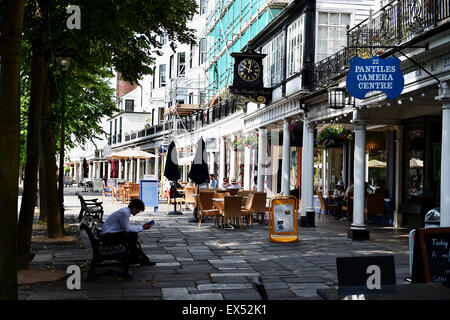 Die schicke Pantiles Bezirk von Royal Tunbridge Wells Kent England UK mit seinen intelligenten Cafés, Geschäften und bars Stockfoto