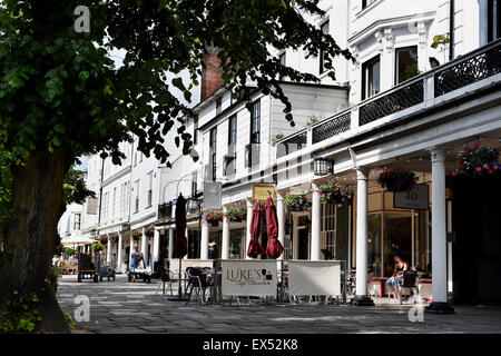 Die schicke Pantiles Bezirk von Royal Tunbridge Wells Kent England UK mit seinen intelligenten Cafés, Geschäften und bars Stockfoto