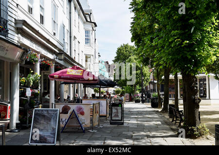 Die schicke Pantiles Bezirk von Royal Tunbridge Wells Kent England UK mit seinen intelligenten Cafés, Geschäften und bars Stockfoto