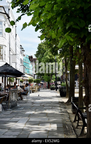 Die schicke Pantiles Bezirk von Royal Tunbridge Wells Kent England UK mit seinen intelligenten Cafés, Geschäften und bars Stockfoto