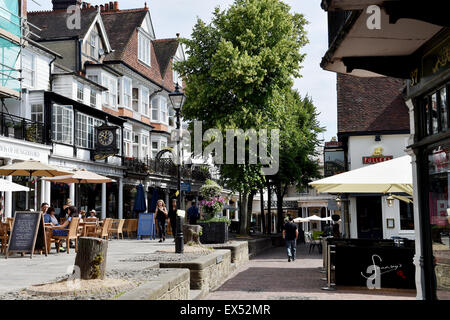 Die schicke Pantiles Bezirk von Royal Tunbridge Wells Kent England UK mit seinen intelligenten Cafés, Geschäften und bars Stockfoto